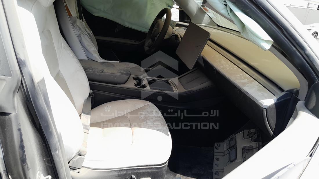 تيسلا Model Y 2023 — زاوية الراكب الأمامي للمقعد — صورة 21