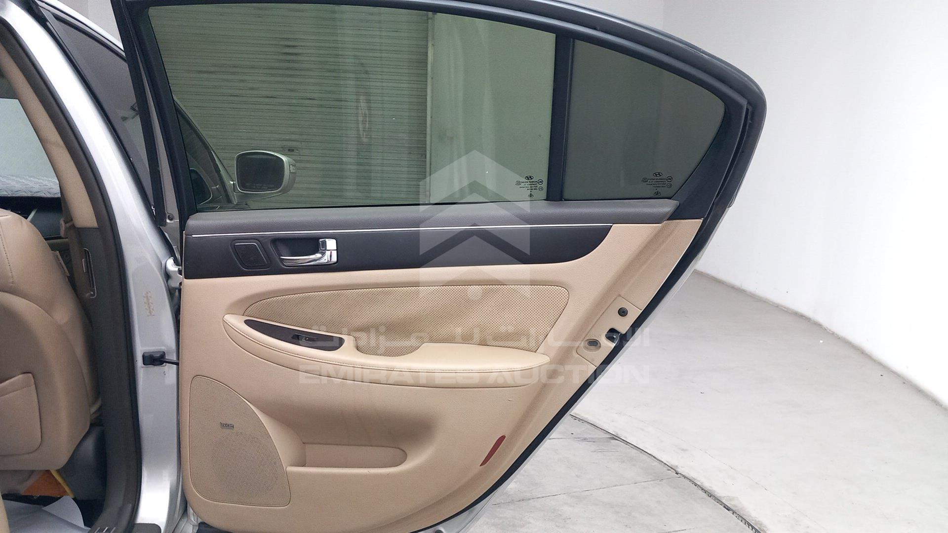 2011 HYUNDAI GENESIS VIN: KMHGC4DF3BU124072