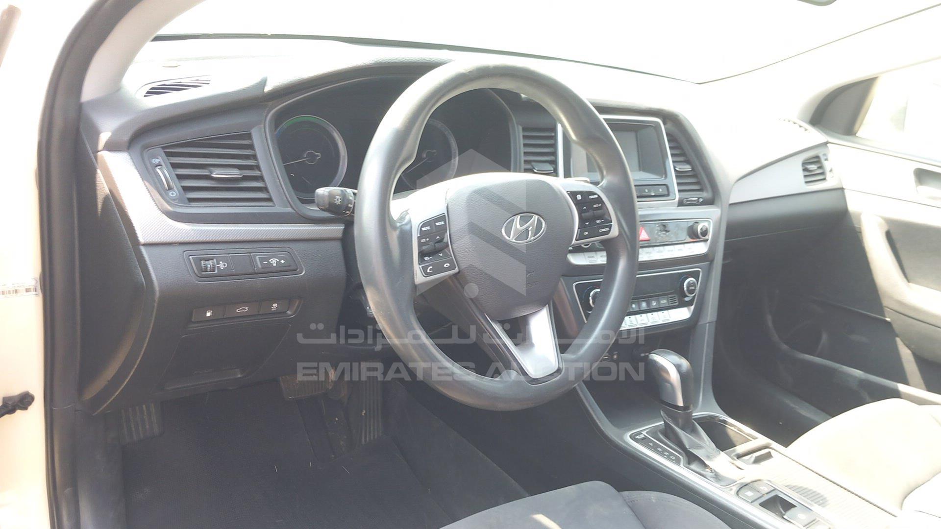2018 HYUNDAI SONATA VIN: KMHE24133JA082023