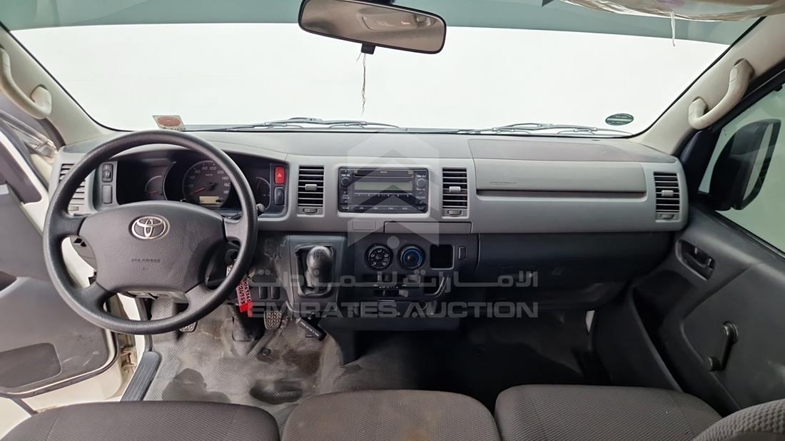 تويوتا هايس 2012 — زاوية الواجهة الكاملة — صورة 16