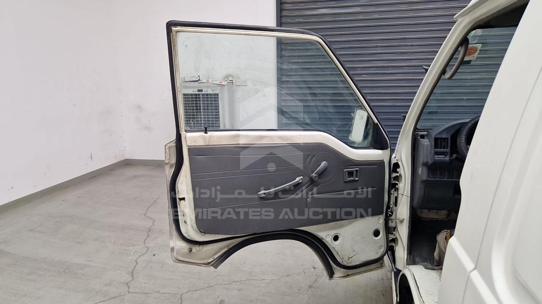 ميتسوبيشي ال 300 2007 — الباب الأمامي الأيسر — صورة 12