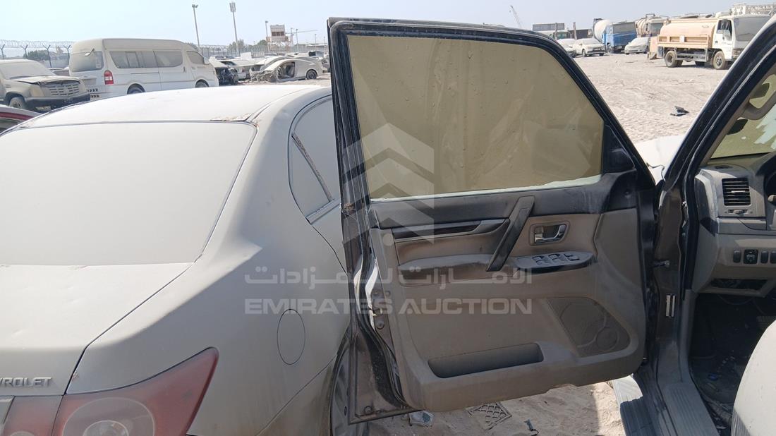 ميتسوبيشي باجيرو 2012 — الباب الأمامي الأيسر — صورة 9