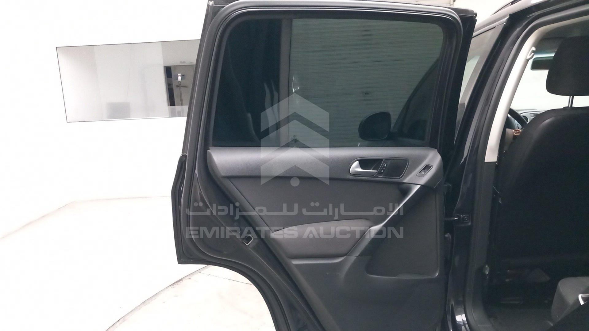 2017 VOLKSWAGEN TIGUAN VIN: WVGAV7AX1HK045504