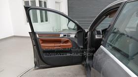 2008 Volkswagen Touareg — Front Left Door — Photo 3 — Thumbnail