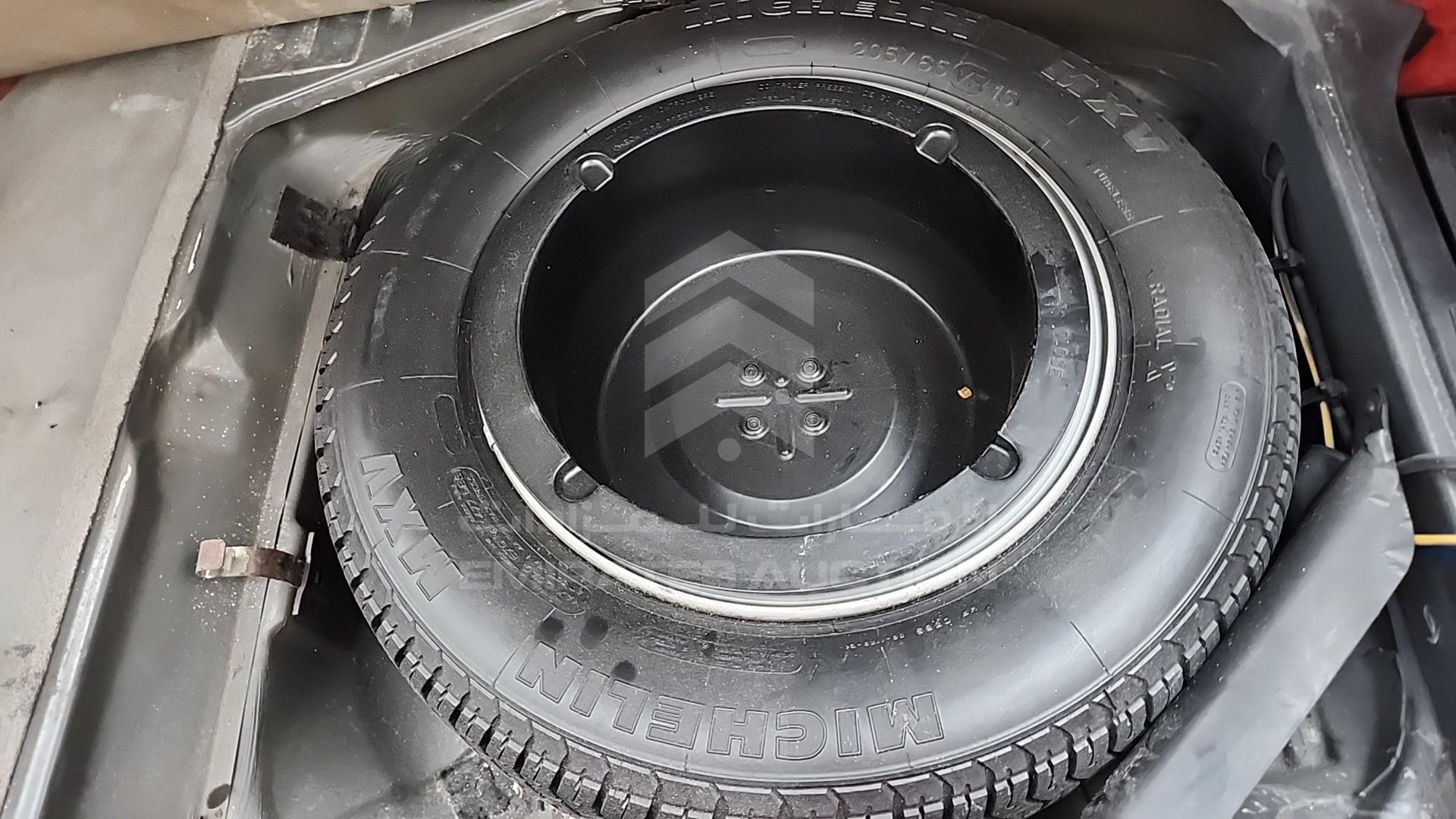 1989 MERCEDES 560 SEC VIN: WDBCA45E3KA487048