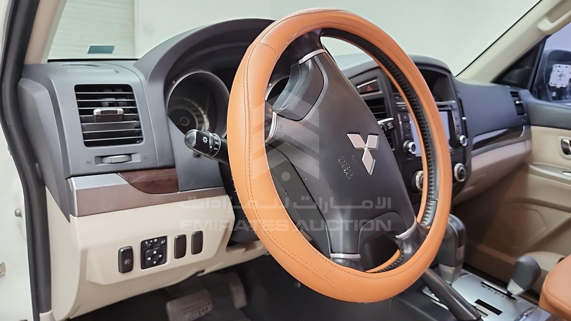 2011 MITSUBISHI PAJERO VIN: JMYLRV95WBJ705799