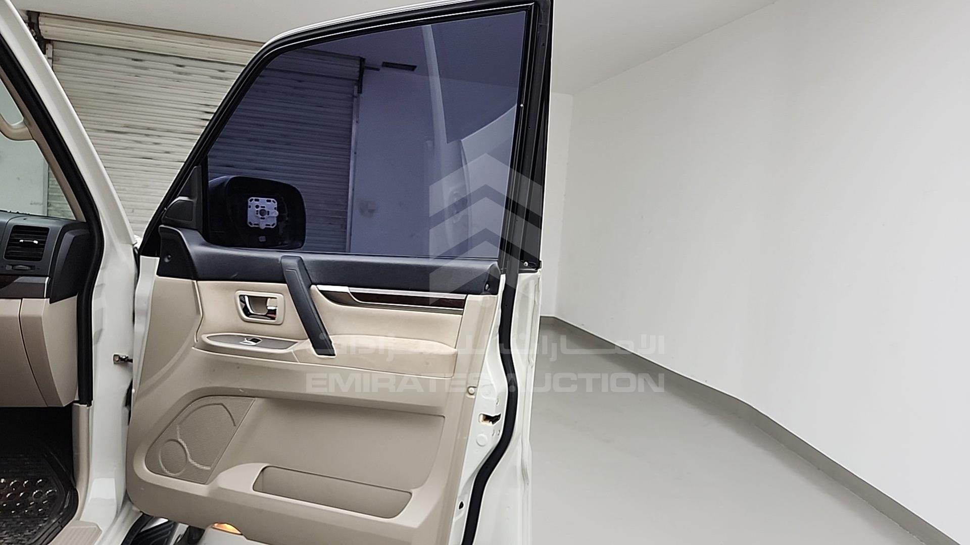 2011 MITSUBISHI PAJERO VIN: JMYLRV95WBJ705799