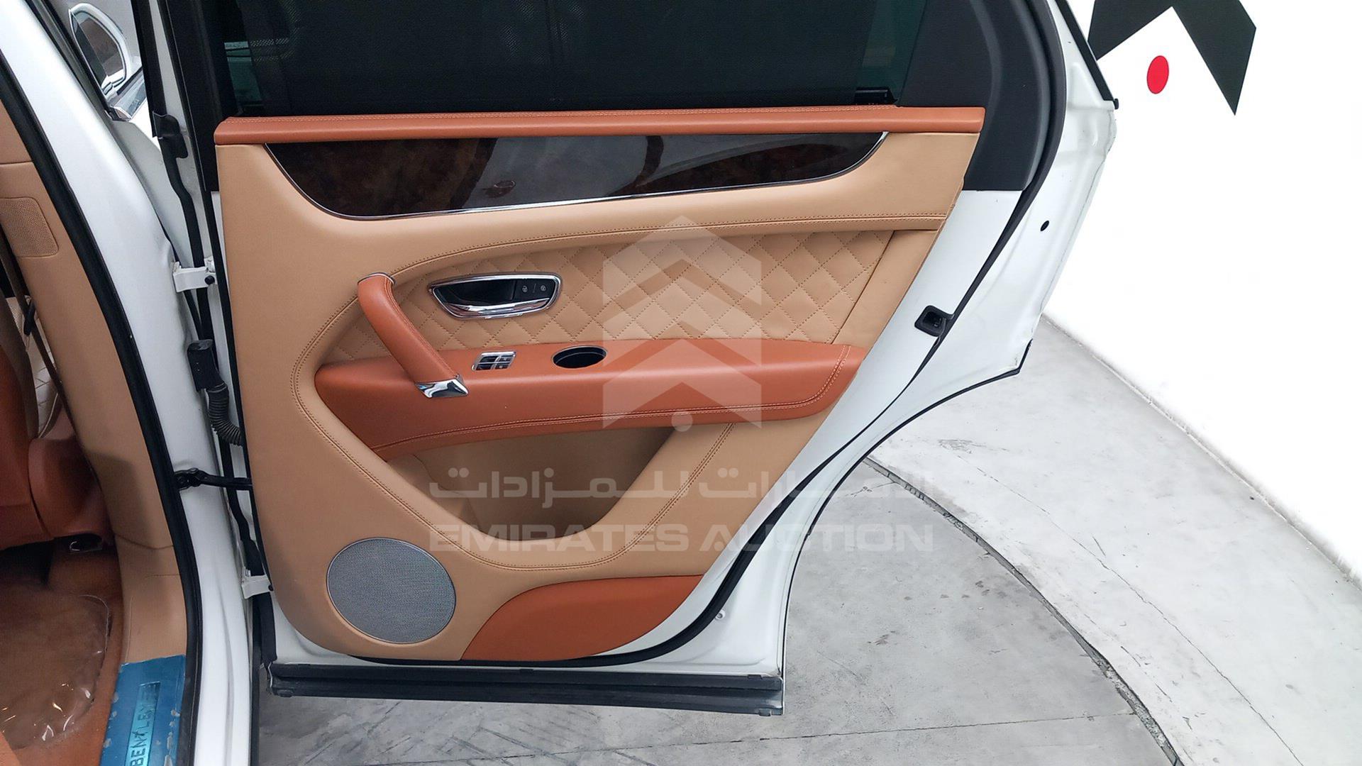 2017 BENTLEY BENTAYGA VIN: SJAAB1ZV8HC015778