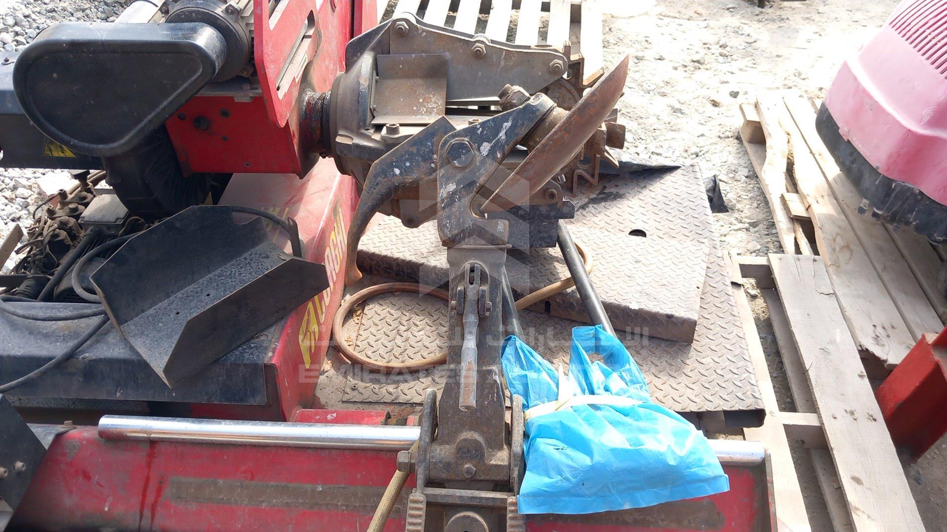 2009 UNDEFINED TIRE EQUIPMENT VIN: P02339