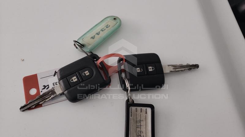 VSKLR11A3EA543133 Auction: EmiratesAuction Lot: 405690 VSKLR11A3EA543133 Nissan Pathfinder 2014 WHITE Photo 4