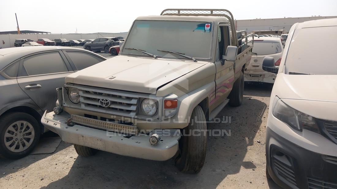 2002 Toyota Land Cruiser Pickup — Front Left Angle — Photo 5