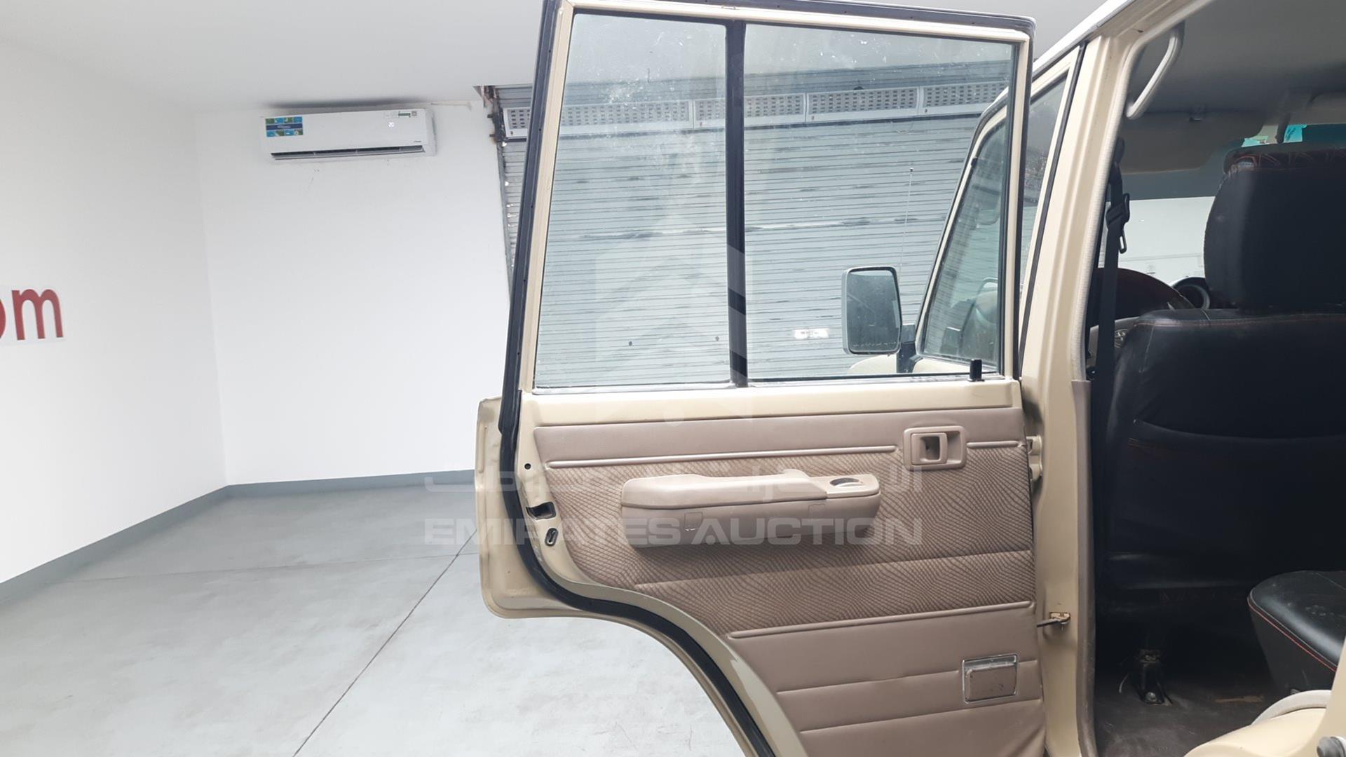 2015 TOYOTA LAND CRUISER VIN: JTFBU71J8F7004298