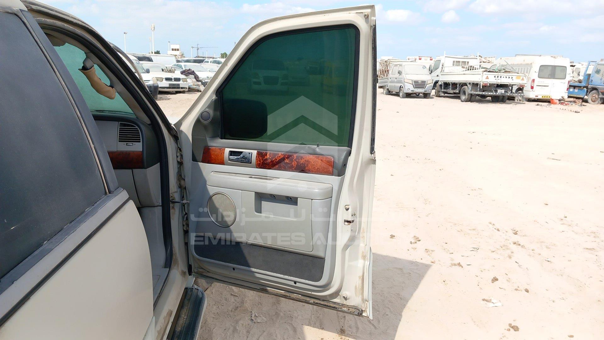 2005 LINCOLN NAVIGATOR VIN: 5LMFU285X5LJ21885