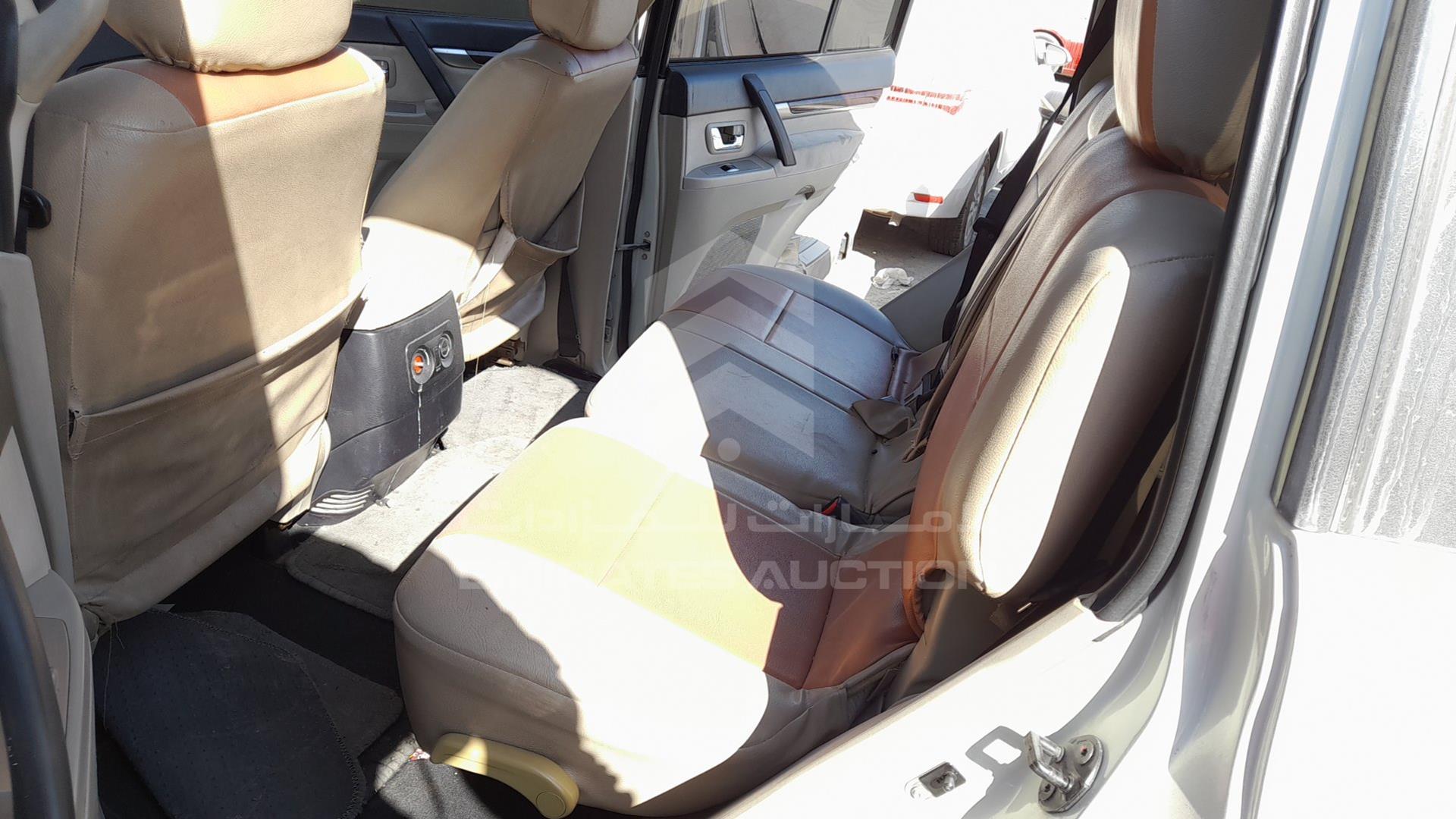 2011 MITSUBISHI PAJERO VIN: JMYLRV95WBJ703096