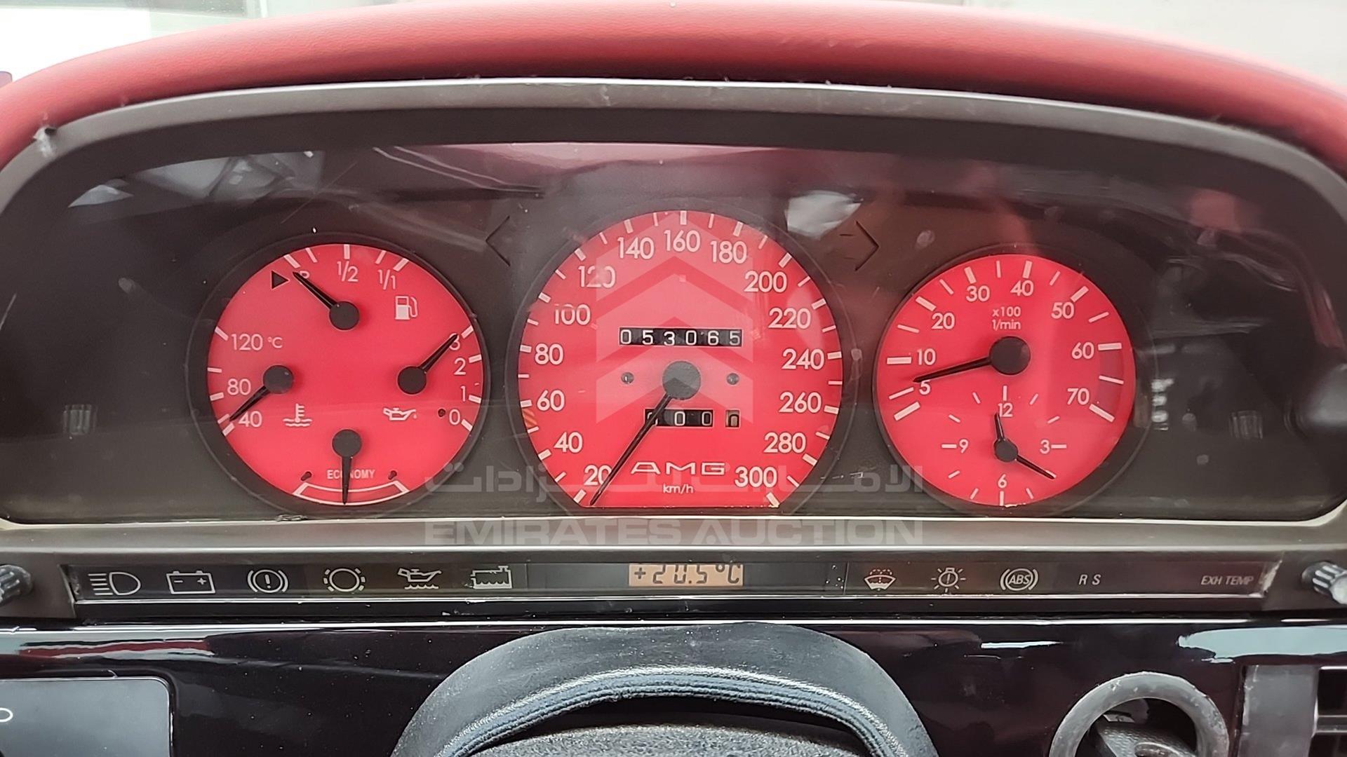 1989 MERCEDES 560 SEC VIN: WDBCA45E3KA487048