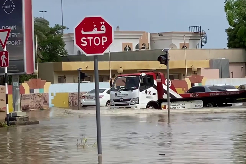 ملحمة وطنية في الفجيرة لإزالة آثار السيول
