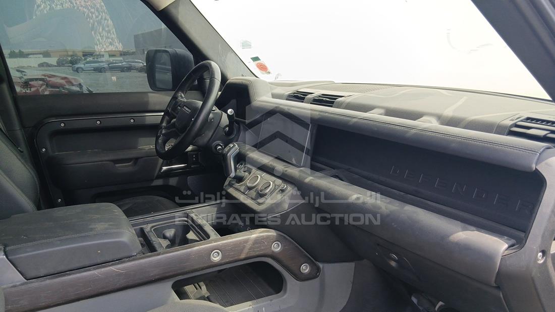 لاند روفر Defender 2023 — زاوية واجهة الراكب الأمامي الأيمن — صورة 24
