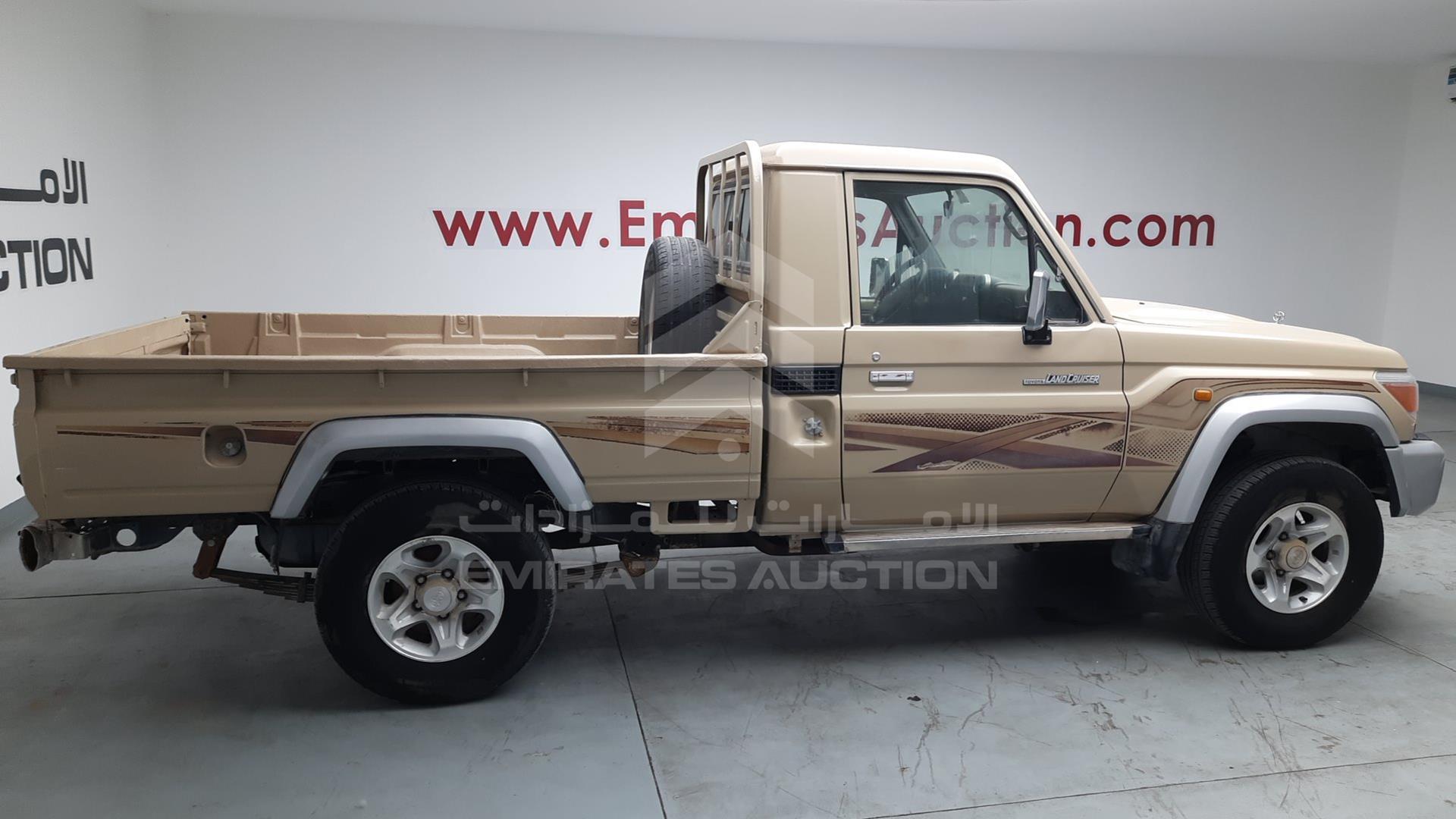 2014 TOYOTA LAND CRUISER VIN: JTFLU73J0E4563183
