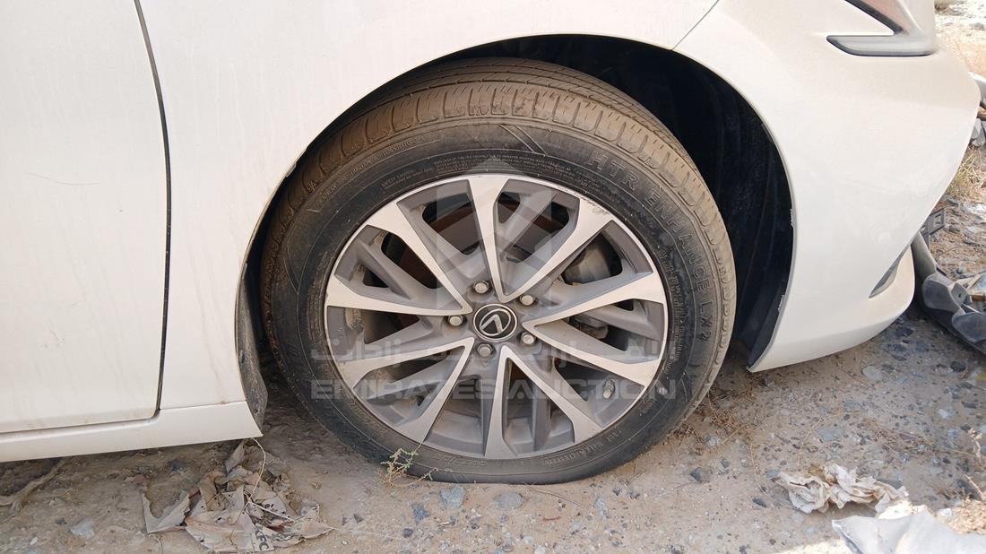 2023 Lexus ES 300 H Premier — Front Right Tyre — Photo 29