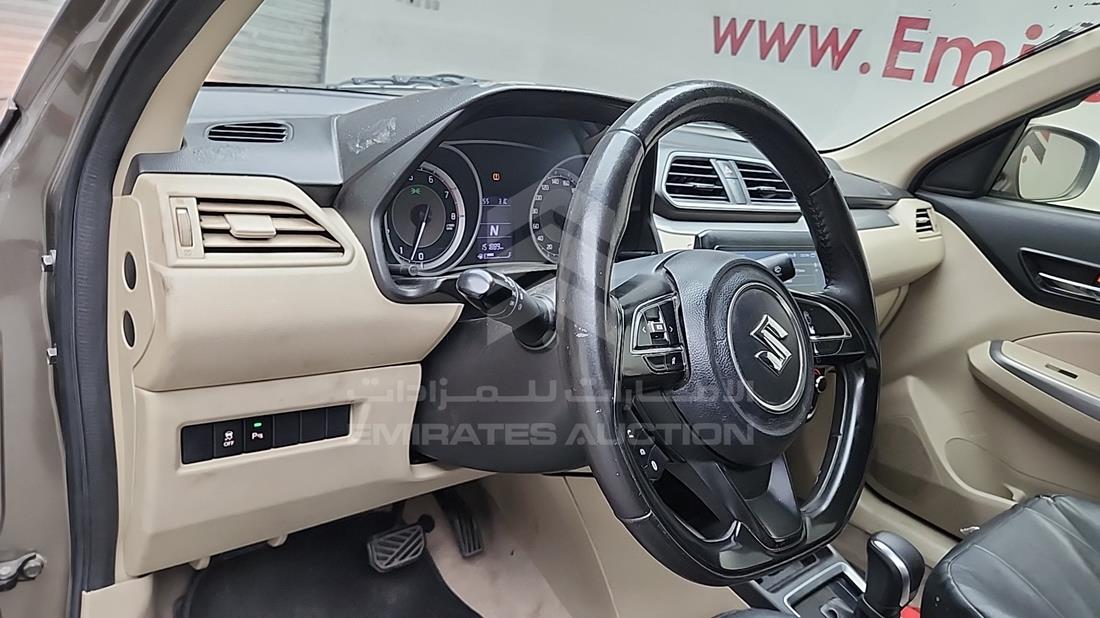 سوزوكي Dzire 2022 — زاوية واجهة السائق الأمامية اليسرى — صورة 11