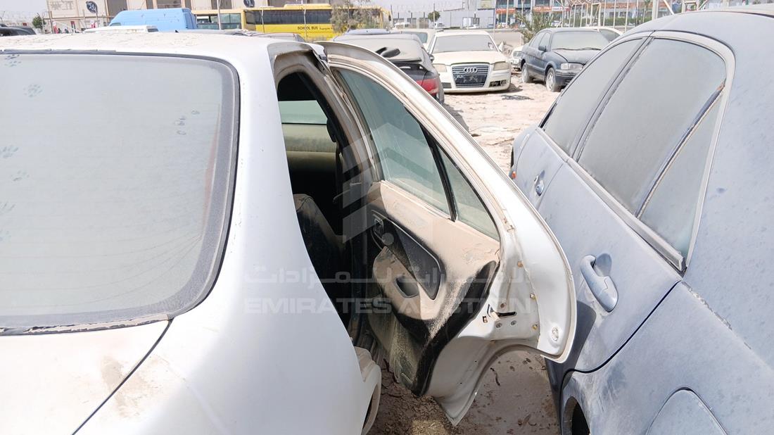 نيسان صني 2000 — الباب الخلفي الأيمن — صورة 21