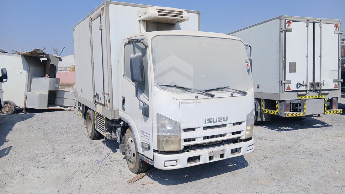 2014 Isuzu NMR — Front Right Angle — Photo 9