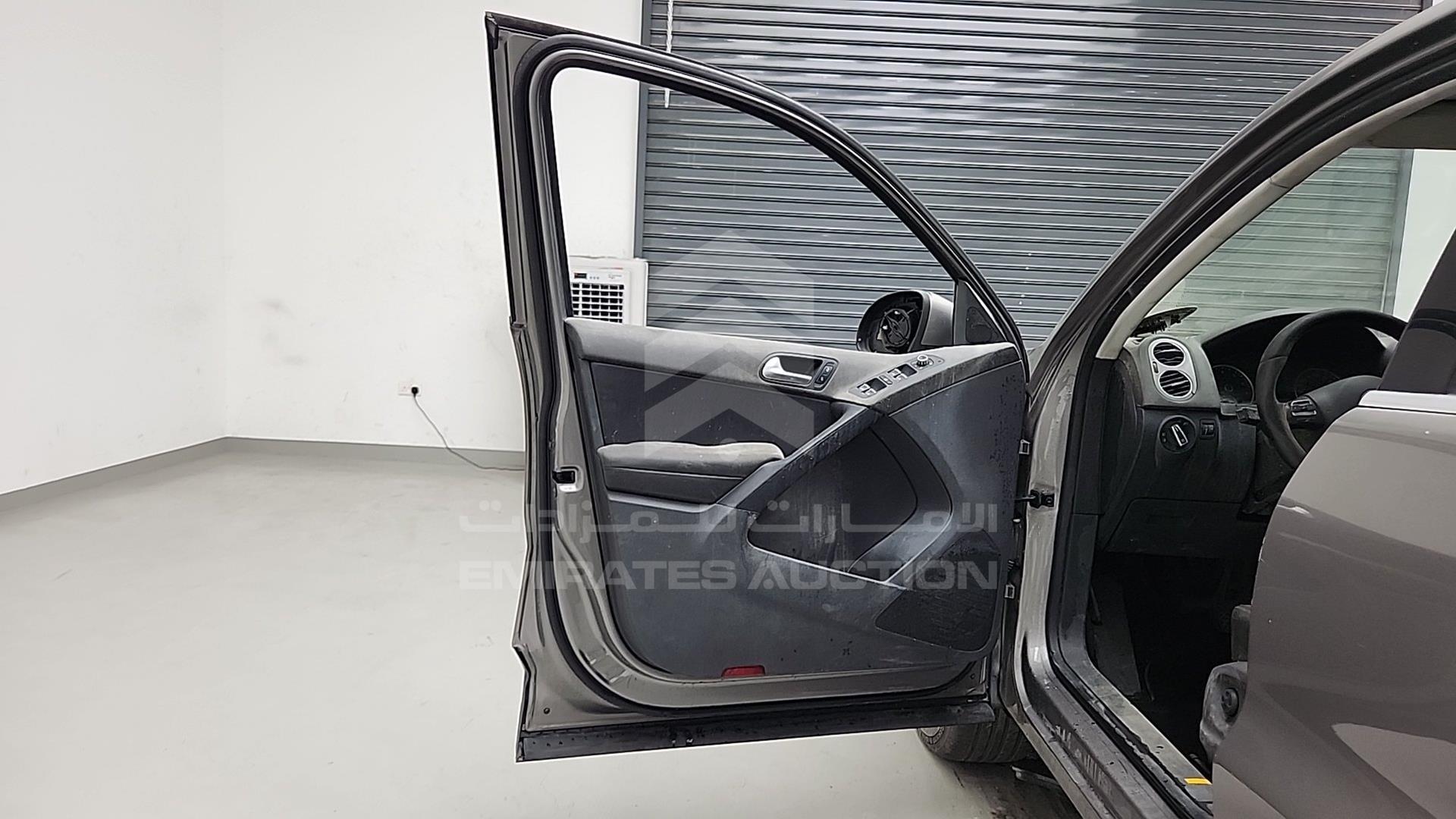 2011 VOLKSWAGEN TIGUAN VIN: WVGCE15N3BW020036