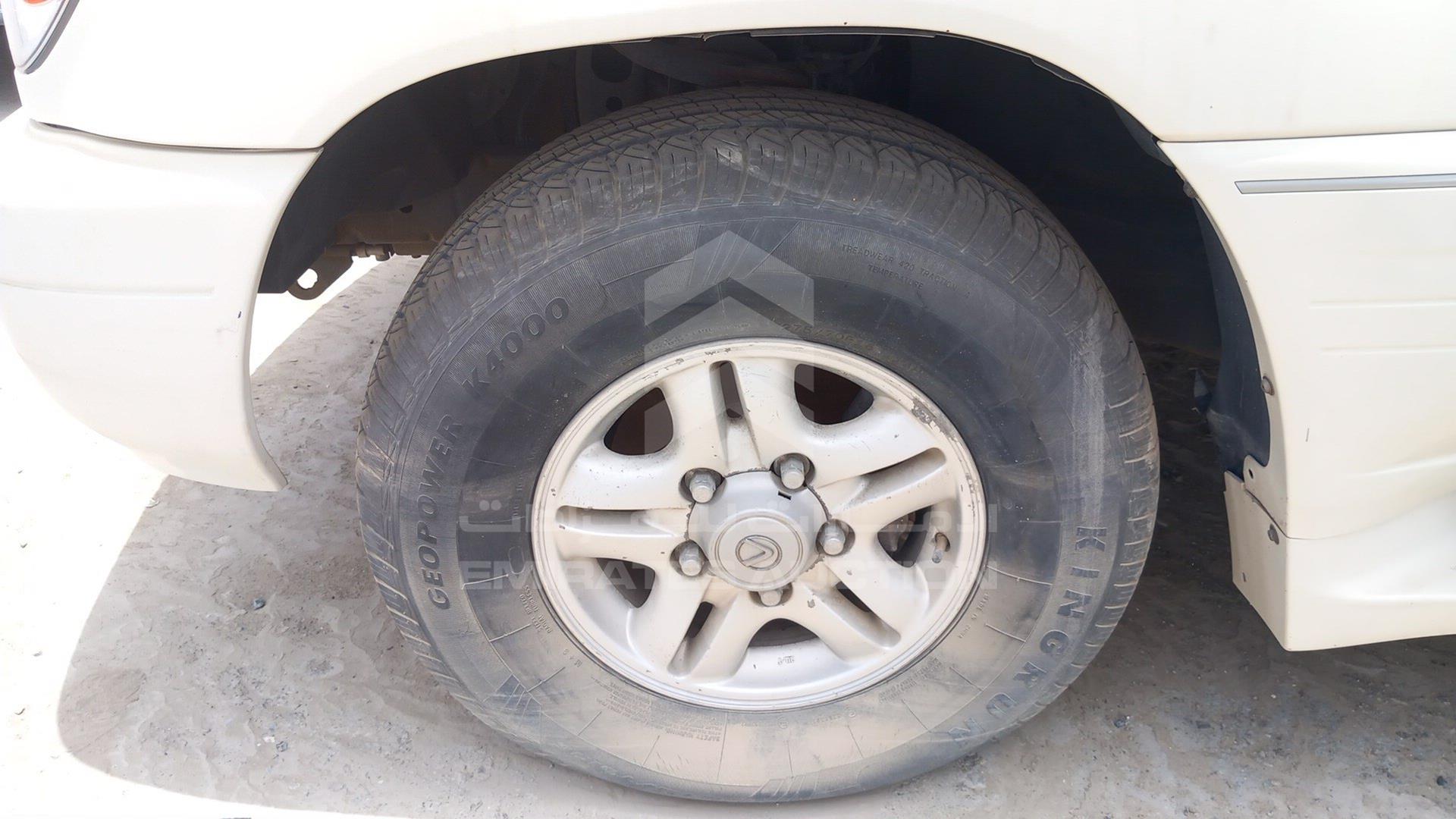 2000 LEXUS LX 470 VIN: JT6HT00W1Y0112100
