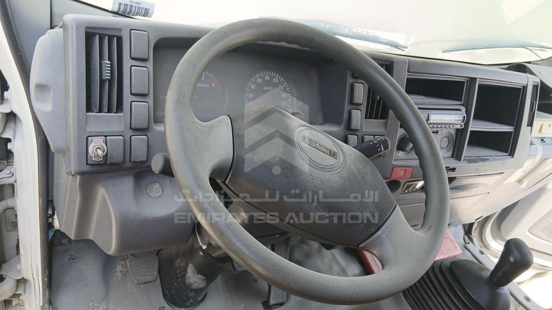 اسوزو ان ام ار 2014 — التحكمات في عجلة القيادة — صورة 13