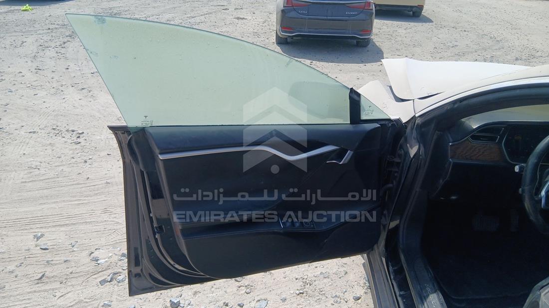 تيسلا موديل اس 2018 — الباب الأمامي الأيسر — صورة 11