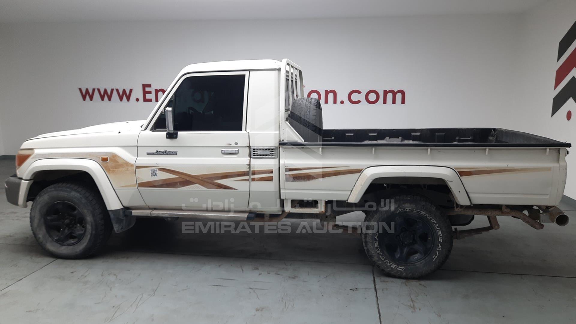 2014 TOYOTA LAND CRUISER VIN: JTFLU73J4E4553353