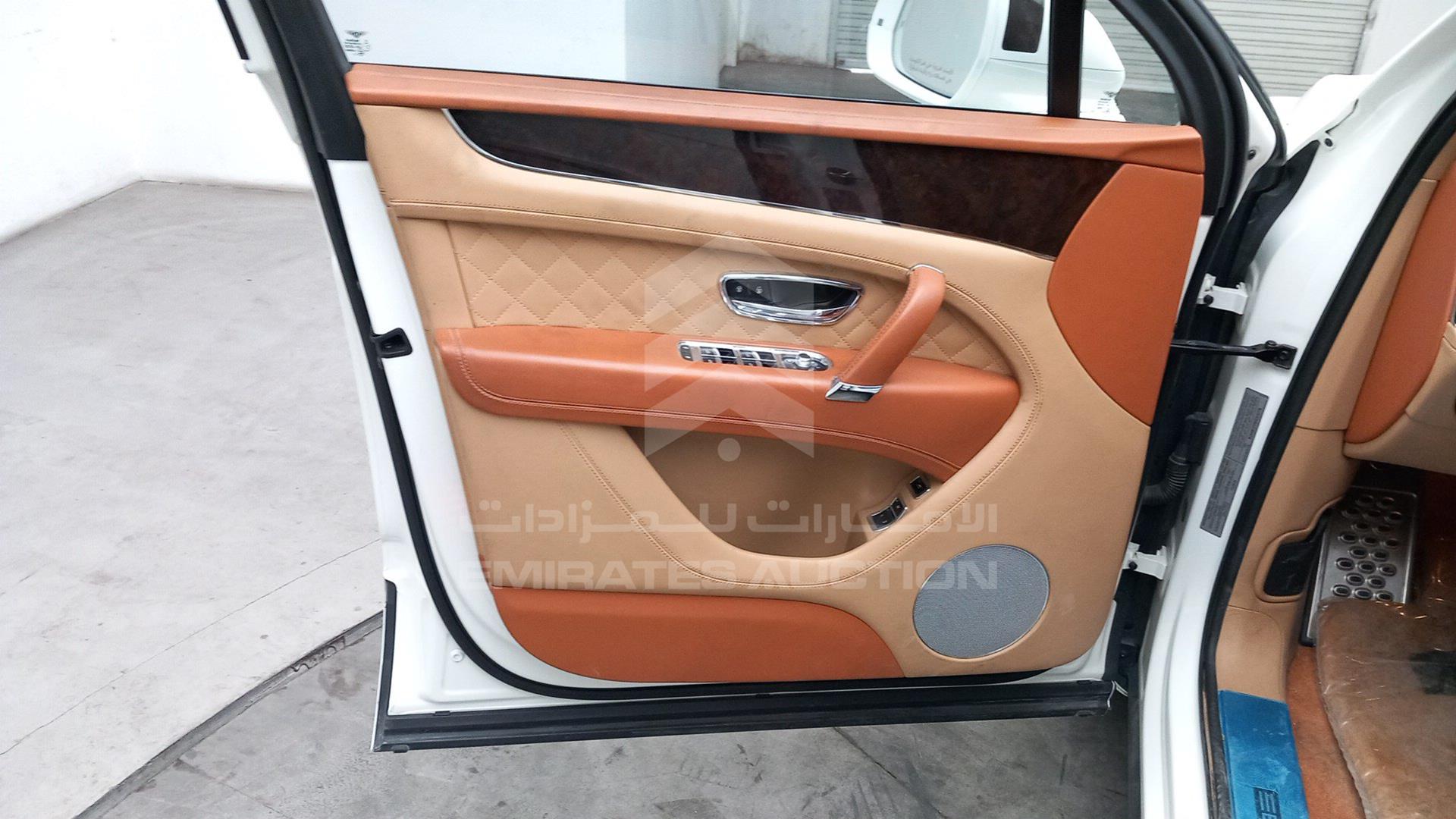2017 BENTLEY BENTAYGA VIN: SJAAB1ZV8HC015778