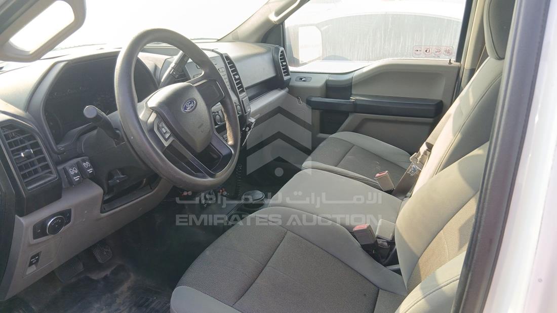 فورد اف 150 2019 — زاوية السائق الأمامية اليسرى — صورة 12