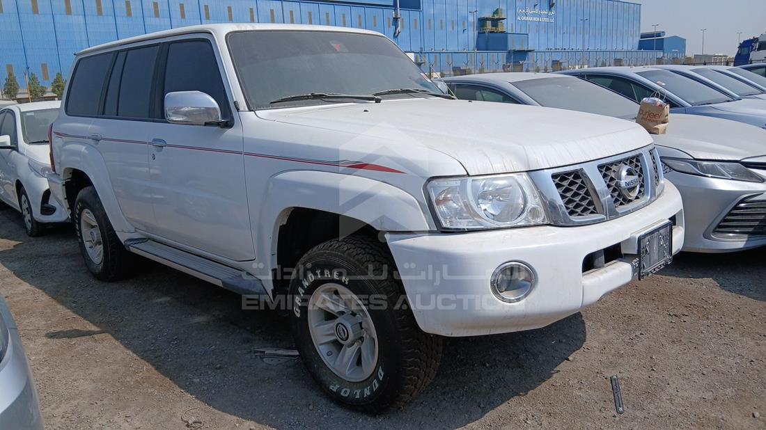 2021 Nissan Patrol — Front Right Angle — Photo 10