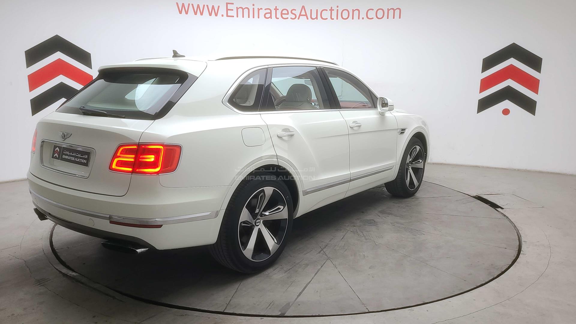 2018 BENTLEY BENTAYGA VIN: SJAAF1ZV8JC018402