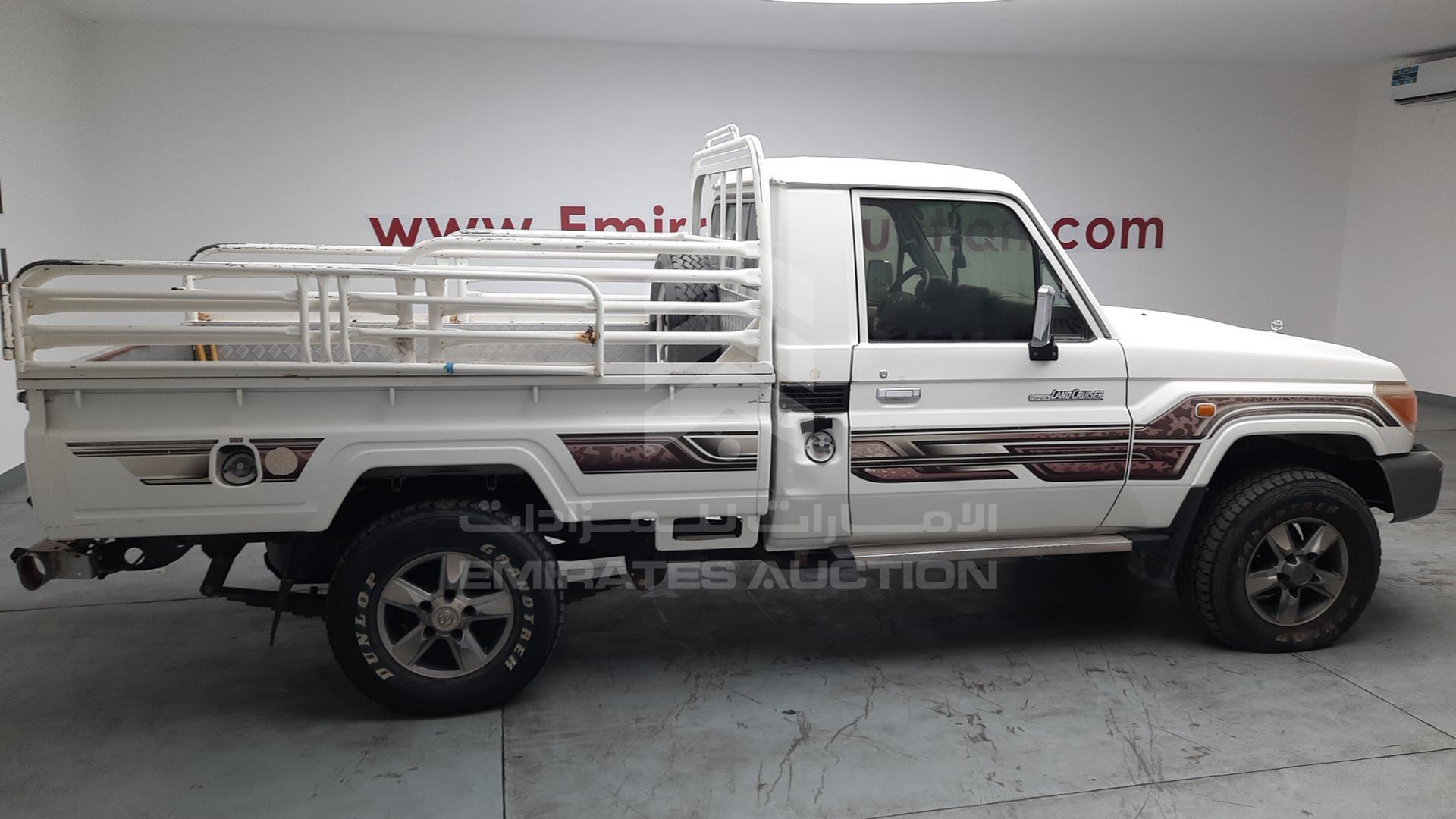 2013 TOYOTA LAND CRUISER VIN: JTFLU73J9D4538474