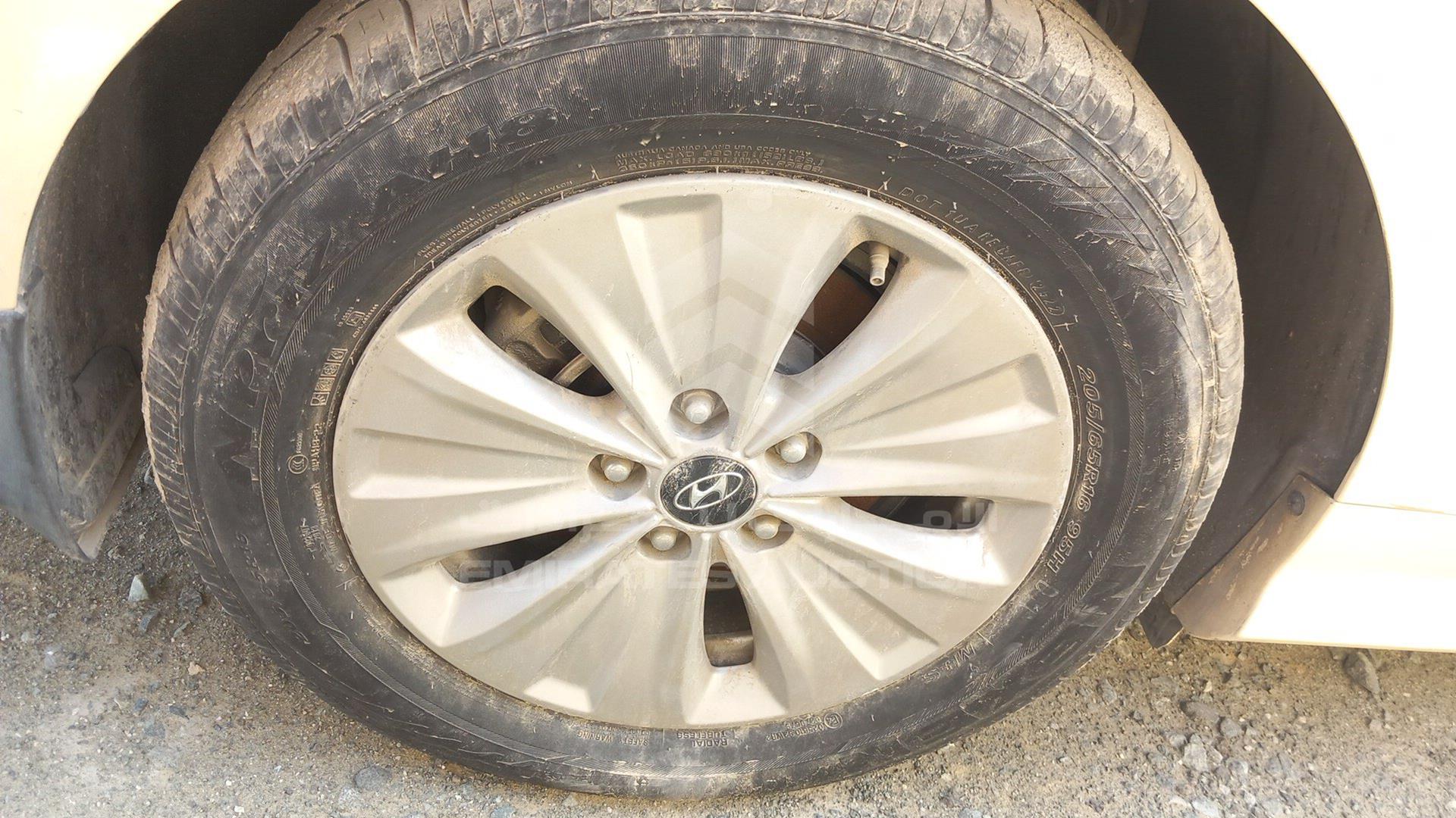 2018 HYUNDAI SONATA VIN: KMHE24133JA082023